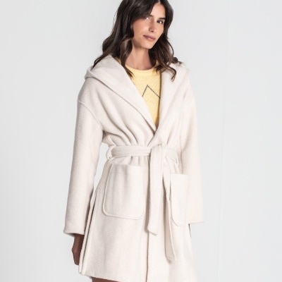 Casaco curto creme com capuz, cinto e bolsos grandes