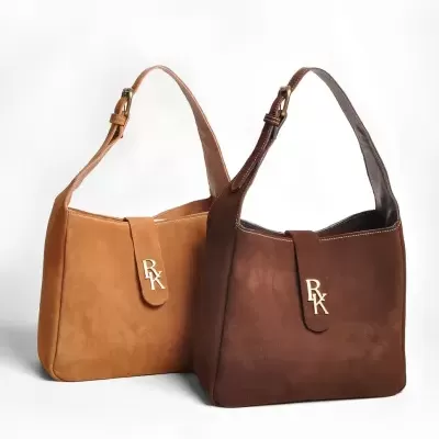 Duas malas de ombro em camurça castanha clara e escura com fecho frontal 'RK'