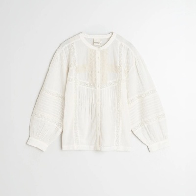 Blusa branca de manga comprida com botões e detalhes em renda