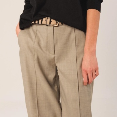 Calças bege com cinto padrão animal print e parte inferior de peça preta