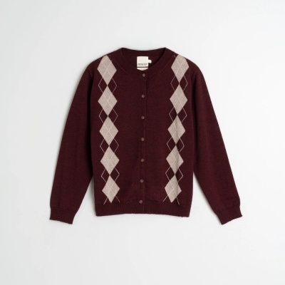 Camisola bordeaux com losangos cinzentos e botões frontais