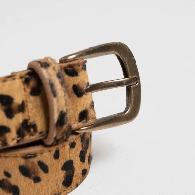 Cinto com padrão de manchas pretas em fundo castanho e fivela dourada