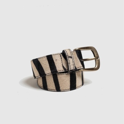 Cinto riscas pretas e brancas com fivela metálica