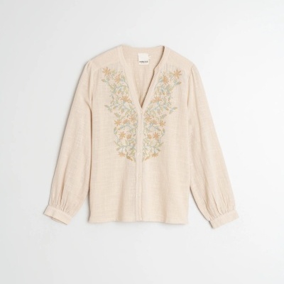 Blusa bege com bordados e manga comprida