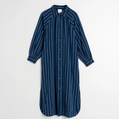 Vestido longo tipo camisa azul com riscas verticais e botões frontais