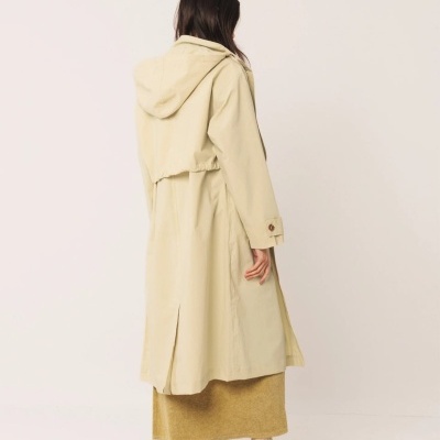 Casaco comprido bege claro com capuz e saia bege