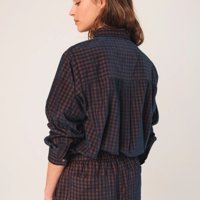 Camisa xadrez azul e castanho vista de costas com gola e mangas compridas