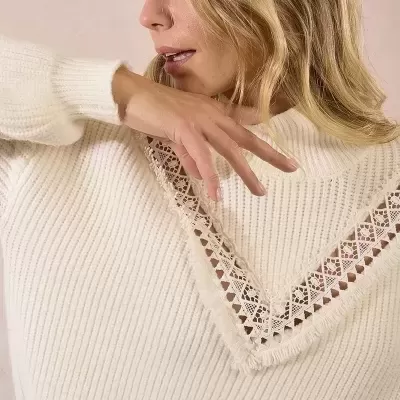 Camisola branca de malha com detalhe em renda e gola alta