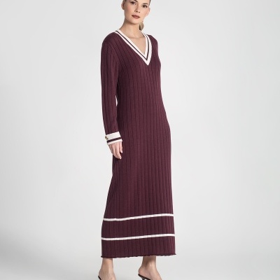 Vestido comprido de malha canelada vinho com detalhes brancos