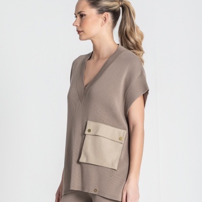 Blusa de malha bege com bolso retangular e decote em V