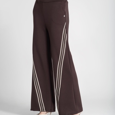 Calças largas castanhas com riscas brancas verticais