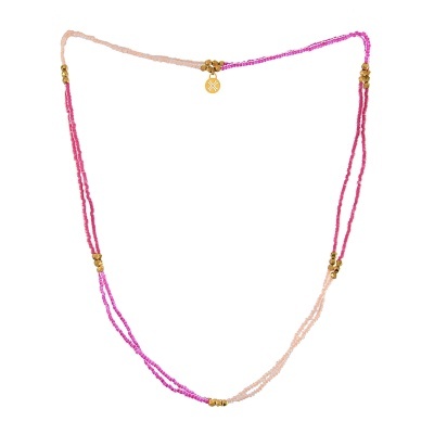 Colar de contas rosa e dourado sobre fundo branco