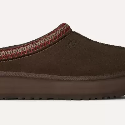 Chinelo castanho escuro com bordado vermelho e bege e sola robusta