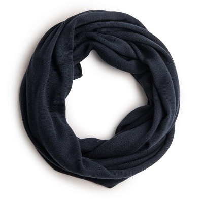 Cachecol circular de malha azul-marinho em fundo branco