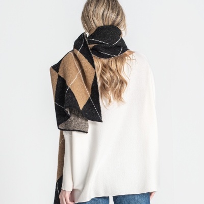Lenço em padrão losango preto, castanho e bege