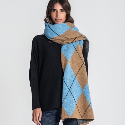 Lenço grande azul, castanho e cinzento em padrão losango enrolado no pescoço