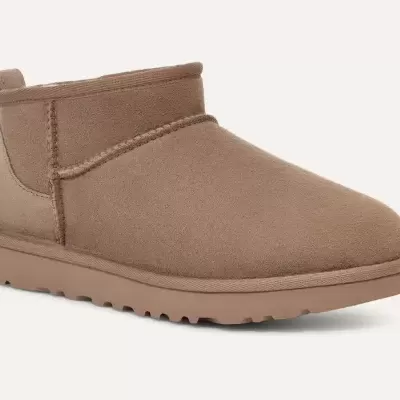 Botim castanho claro em camurça com sola de borracha.