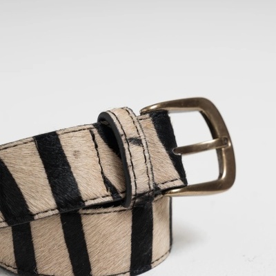 Cinto de pele às riscas preto e bege com fivela dourada
