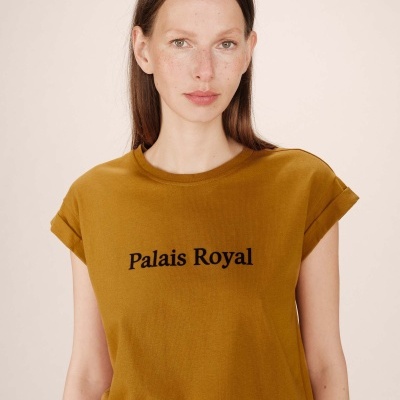 T-shirt mostarda feminina com texto 'Palais Royal' em preto