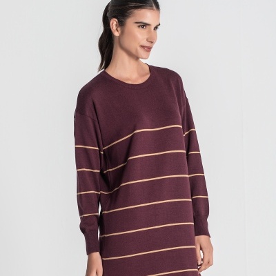 Vestido de malha castanho com riscas horizontais bege e gola redonda