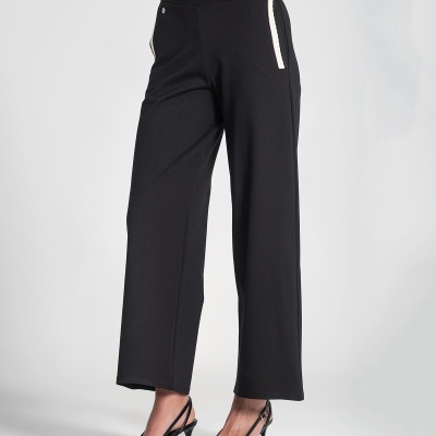 Calças pretas largas com detalhes brancos nos bolsos