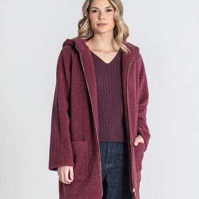 Casaco feminino bordô com capuz e fecho de correr, malha trançada e calças de ganga azul escuro