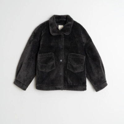 Casaco felpudo preto com gola e bolsos