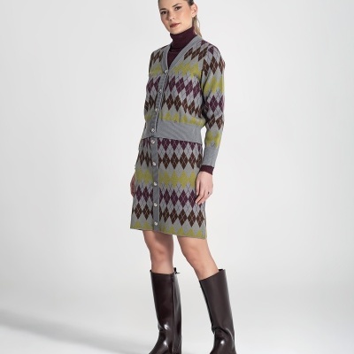 Conjunto feminino com vestido curto e cardigã de malha padrão argyle em cinza, amarelo e castanho