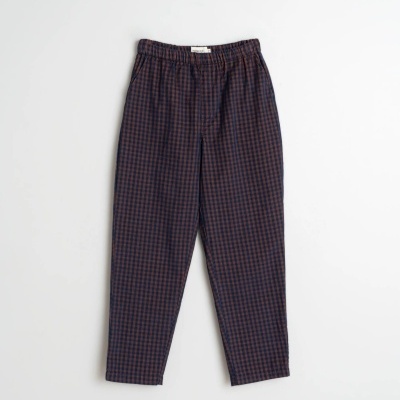 Calças xadrez azul e bordô com cintura elástica sobre fundo branco