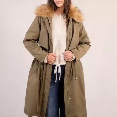 Mulher vestindo casaco comprido verde-oliva com gola de pelo castanho.