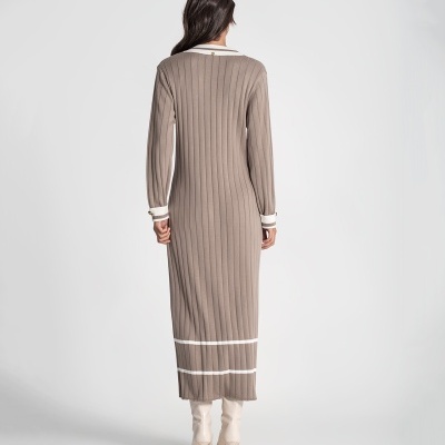 Vestido comprido bege canelado com detalhes brancos visto de costas.