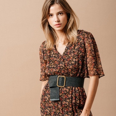 Vestido midi floral castanho com cinto preto largo e fivela dourada