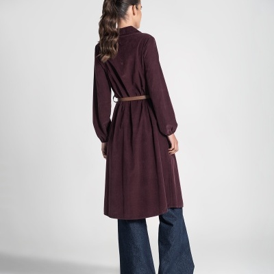 Casaco longo vinho com cinto castanho visto de costas, calças jeans largas