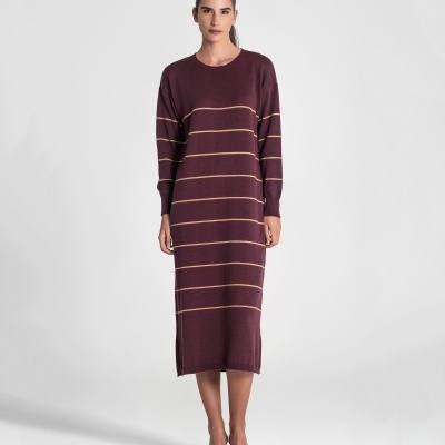 Vestido de malha roxo escuro com riscas bege e mangas compridas.