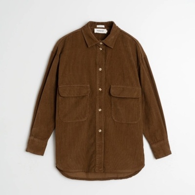 Camisa castanha de bombazina com bolsos no peito