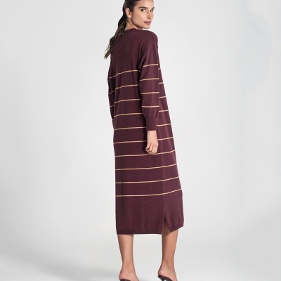 Vestido comprido de malha vinho com riscas amarelas horizontais e punhos elásticos