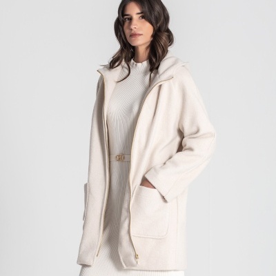Casaco feminino creme com fecho dourado e bolsos frontais