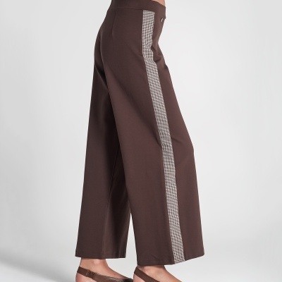 Calças castanhas com risca lateral xadrez e sapatos planos castanhos