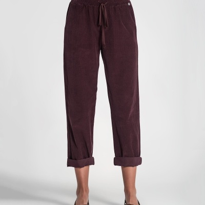 Calças de veludo bordeaux com cordão e punhos virados