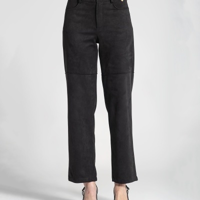 Calças pretas femininas de tecido suave com corte reto e bolsos frontais