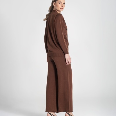 Conjunto de malha castanho com camisola e calças largas em modelo feminino