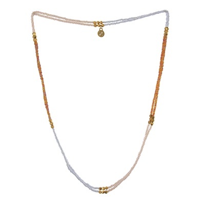 Colar de contas pequenas em azul claro, bege e castanho com detalhes dourados