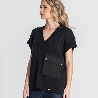 T-shirt preta com bolso grande e botões dourados