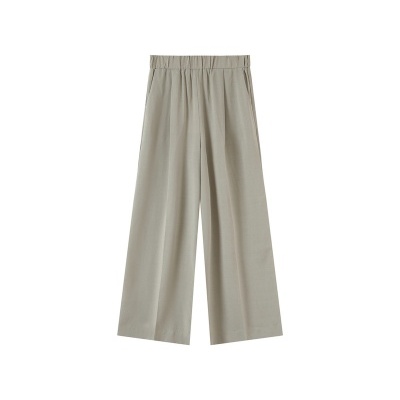 Calças largas beges com cintura elástica sobre fundo branco