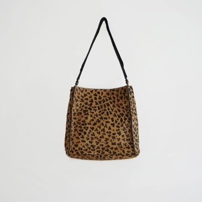 Bolsa de ombro quadrada com padrão animal print castanho e preto