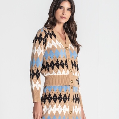 Casaco de malha com padrão argyle em castanho, azul, preto e branco com botões