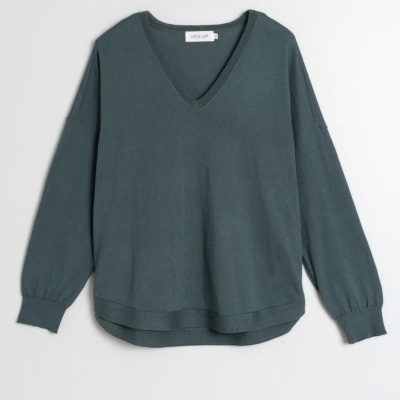 Camisola de malha verde escuro com decote em V e mangas compridas