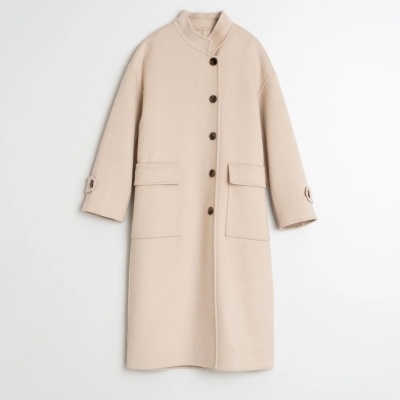 Casaco comprido bege claro com botões e bolsos grandes
