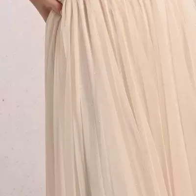 Saia plissada bege clara com brilho e camisola de malha com lantejoulas coloridas