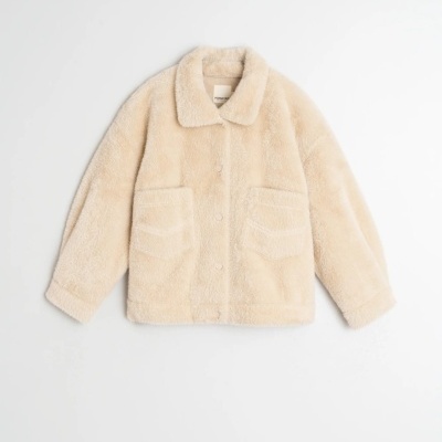 Casaco bege claro de pelo sintético com gola arredondada e dois bolsos frontais